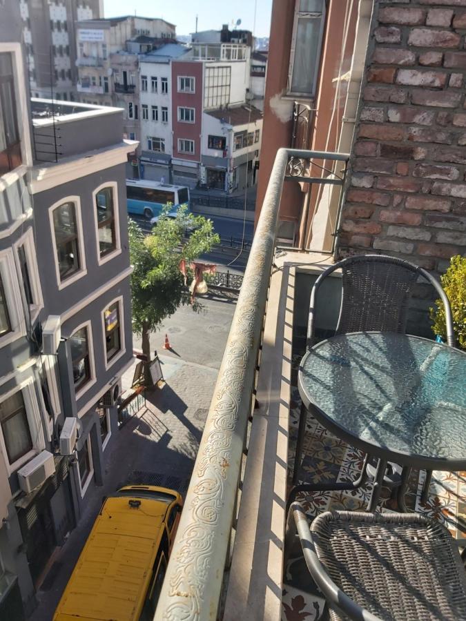 איסטמבול Utarit Hotel מראה חיצוני תמונה The view from the balcony of the house where the attack took place