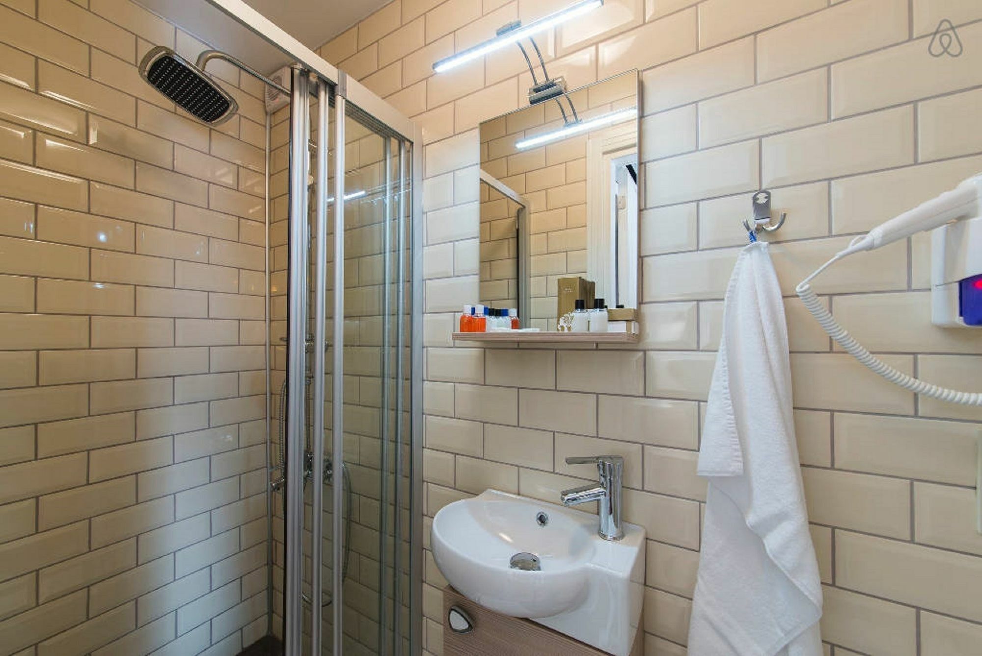 איסטמבול Utarit Hotel מראה חיצוני תמונה A shower cubicle