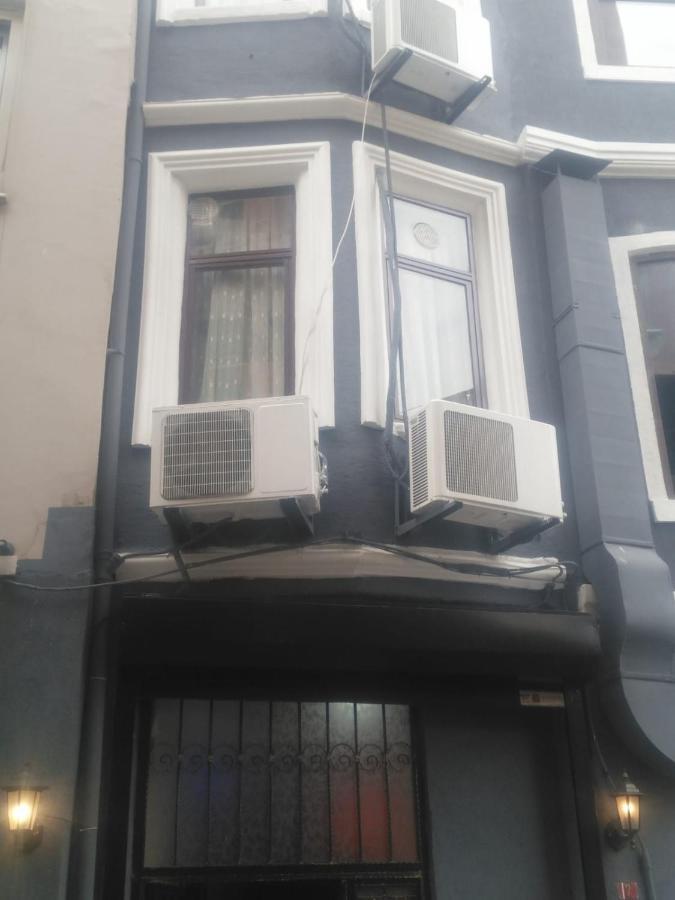 איסטמבול Utarit Hotel מראה חיצוני תמונה A window-mounted air conditioner
